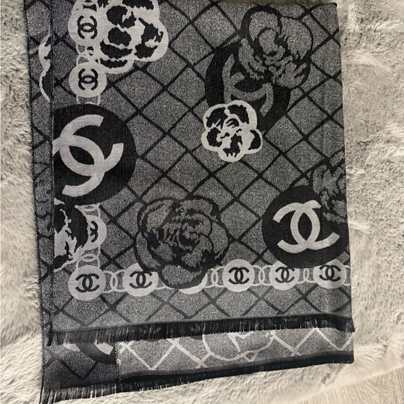 Authentic Chanel Scarf Shawl Stole Monogram CC Gray 65%Cashmere 35% Silk Used - Picture 1 of 7